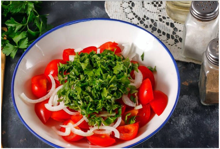 Горячий салат с кабачками
