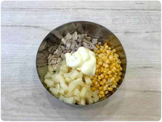Гавайский салат с курицей и ананасами