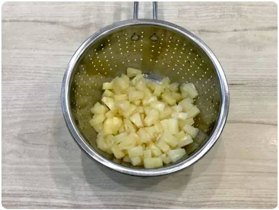 Гавайский салат с курицей и ананасами