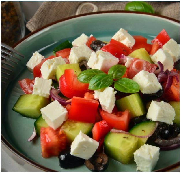 Классический греческий салат с фетаксой