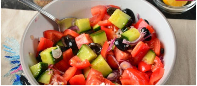 Классический греческий салат с фетаксой