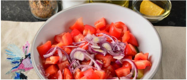 Классический греческий салат с фетаксой