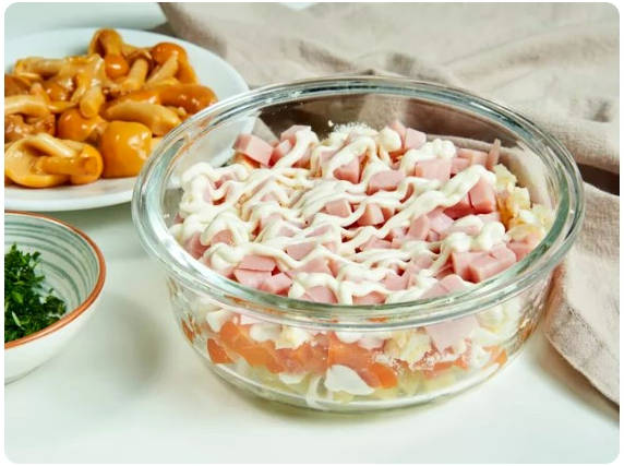 Салат «Грибная поляна» с опята и ветчиной