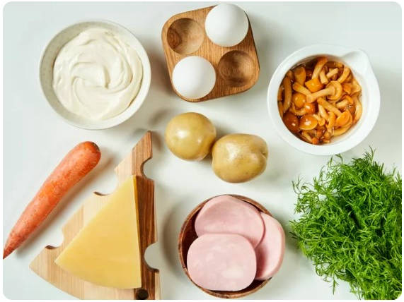 Салат «Грибная поляна» с опята и ветчиной