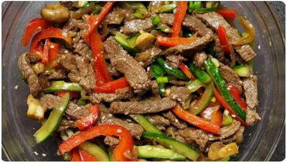 Горячий салат с говядиной и болгарским перцем и огурцом