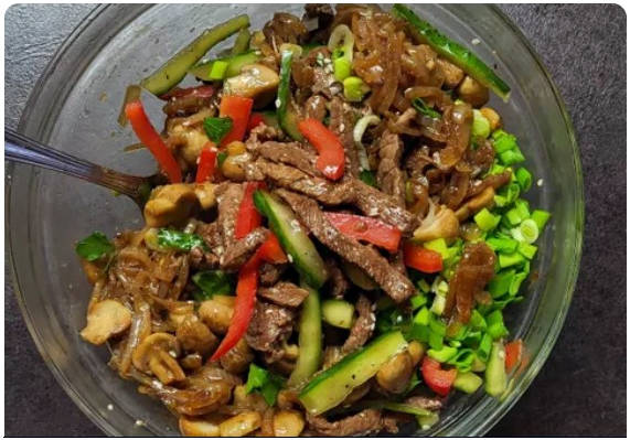 Горячий салат с говядиной и болгарским перцем и огурцом
