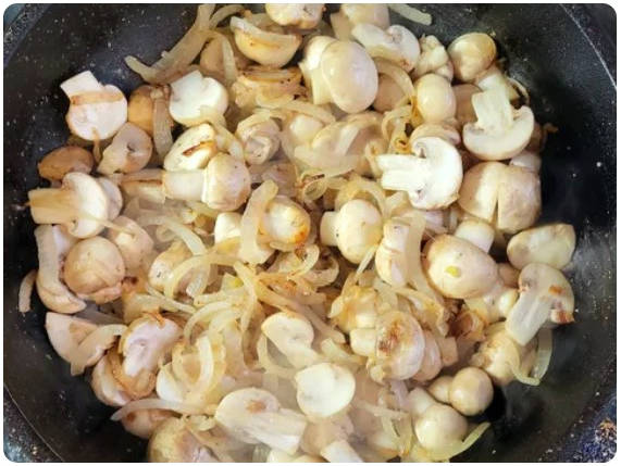 Горячий салат с говядиной и болгарским перцем и огурцом