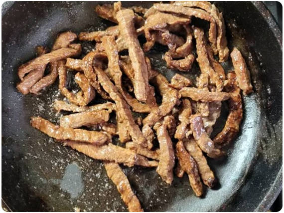 Горячий салат с говядиной и болгарским перцем и огурцом