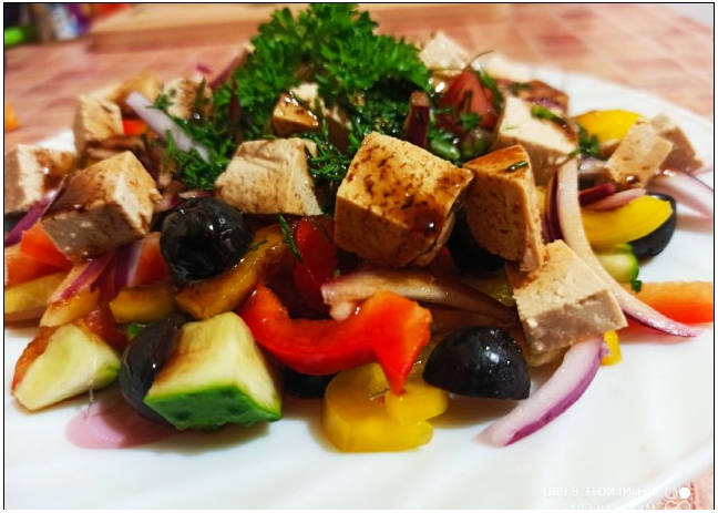 Греческий салат с сыром тофу