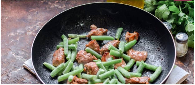 Горячий салат с говядиной и стручковой фасолью