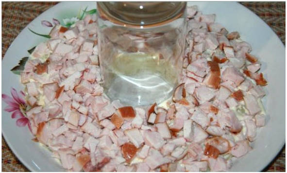 Салат «Гранатовый браслет» с копченой курицей