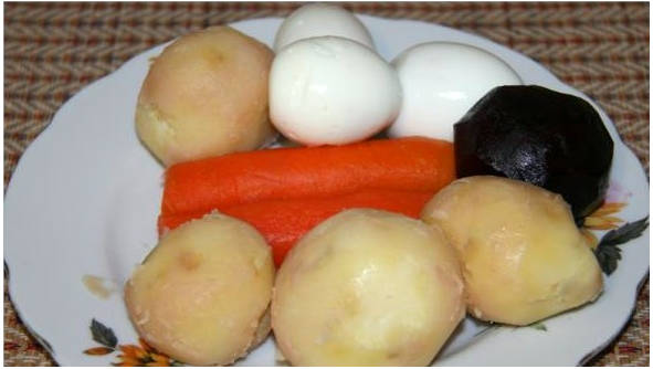 Салат «Гранатовый браслет» с копченой курицей
