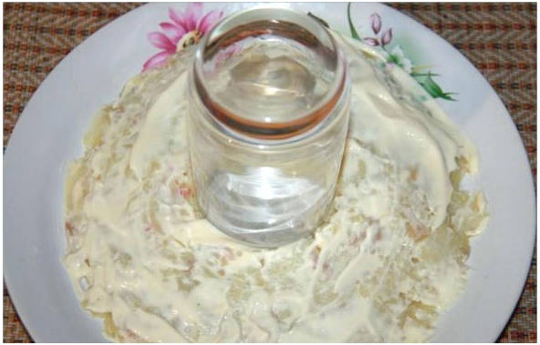 Салат «Гранатовый браслет» с копченой курицей