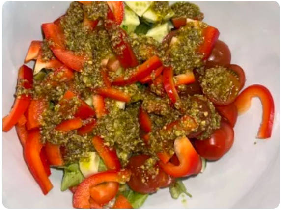 Греческий салат с соусом песто