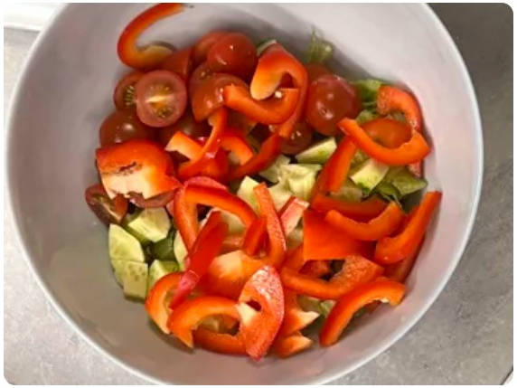 Греческий салат с соусом песто