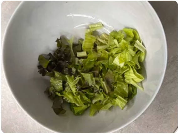 Греческий салат с соусом песто