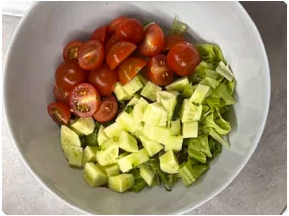 Греческий салат с соусом песто