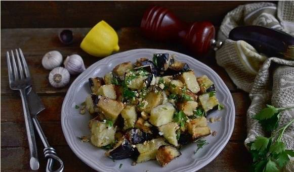 Грузинский салат с баклажанами, грецкими орехами и кинзой