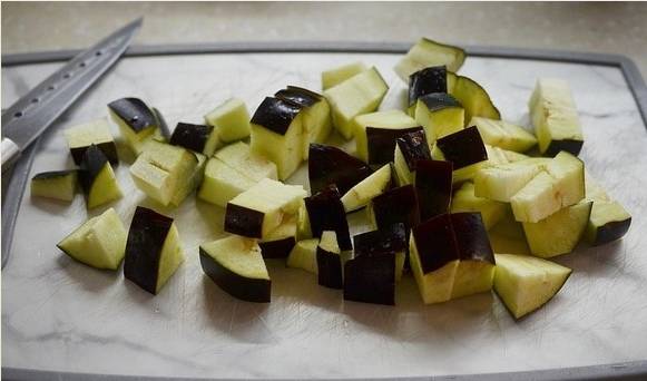 Грузинский салат с баклажанами, грецкими орехами и кинзой