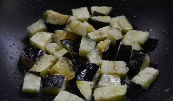 Грузинский салат с баклажанами, грецкими орехами и кинзой