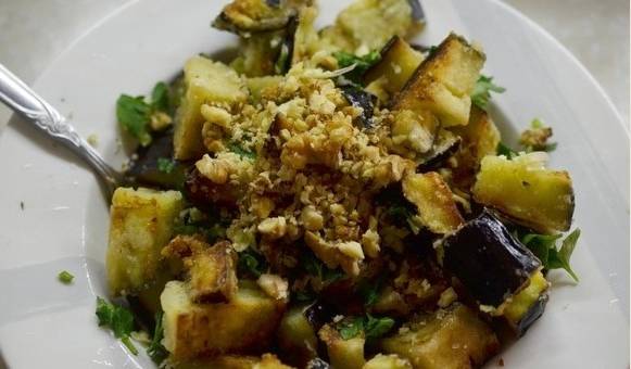 Грузинский салат с баклажанами, грецкими орехами и кинзой