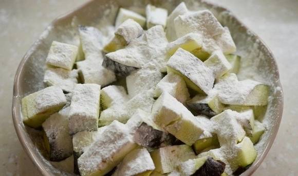 Грузинский салат с баклажанами, грецкими орехами и кинзой