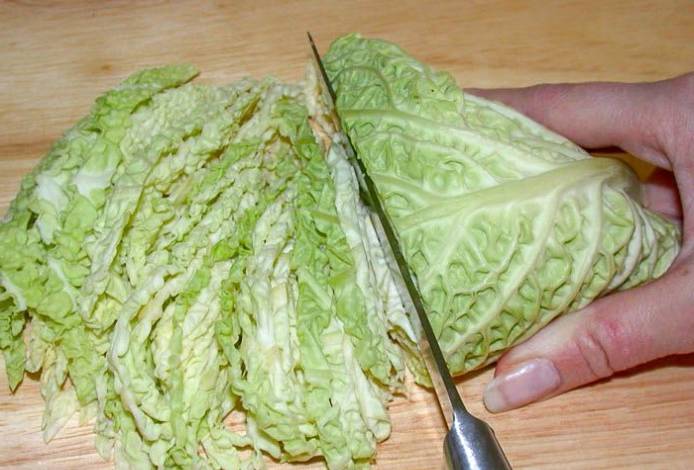 Зеленый салат с ореховым соусом
