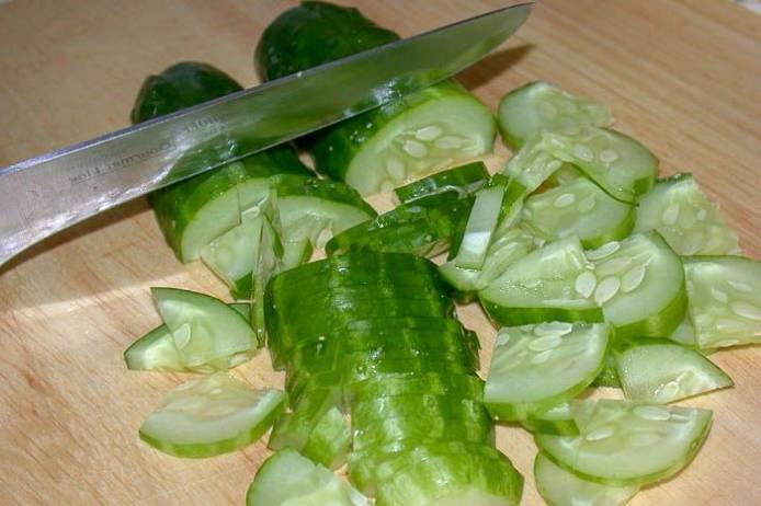 Зеленый салат с ореховым соусом