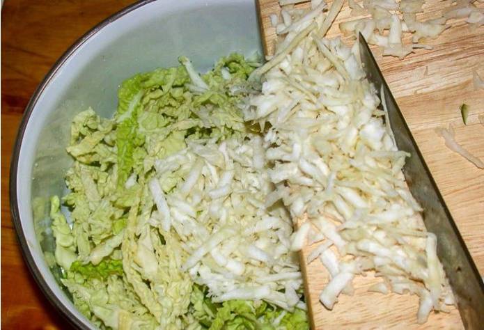 Зеленый салат с ореховым соусом