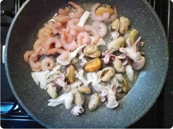 Диетический салат с морепродуктами