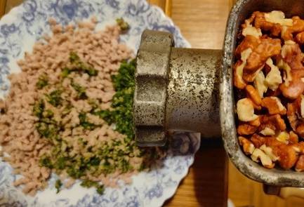 Грузинский салат с курицей и грецкими орехами