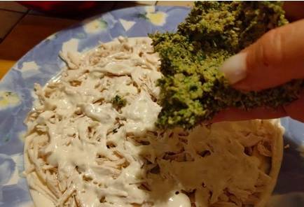 Грузинский салат с курицей и грецкими орехами