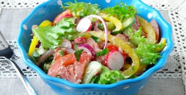 Зеленый салат с огурцами и помидорами