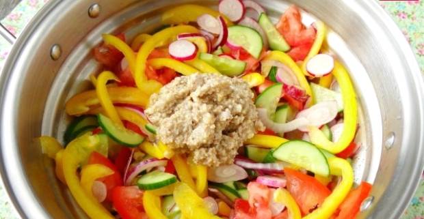 Зеленый салат с огурцами и помидорами