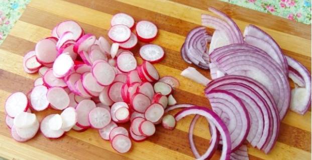 Зеленый салат с огурцами и помидорами