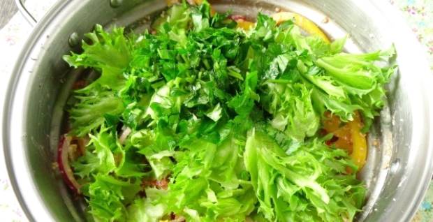 Зеленый салат с огурцами и помидорами