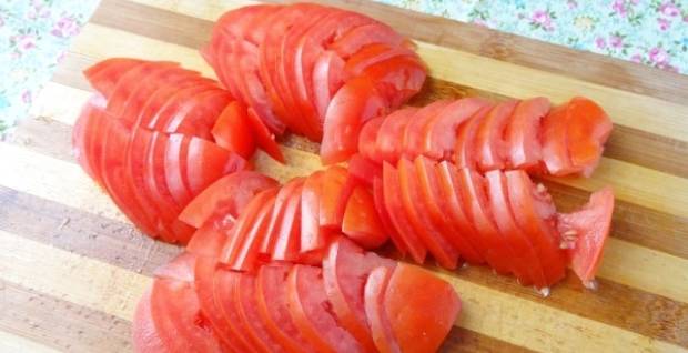 Зеленый салат с огурцами и помидорами