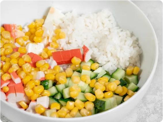 Крабовый салат с луком