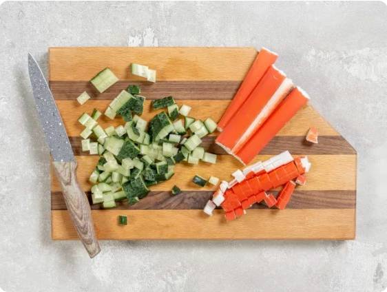 Крабовый салат с луком