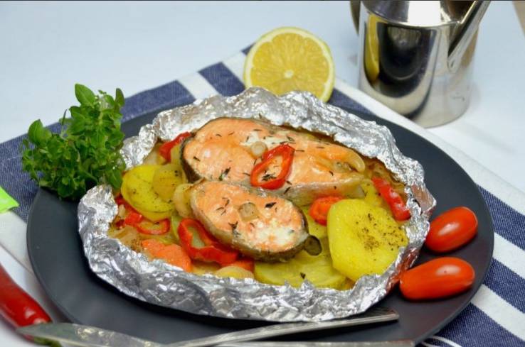 Стейки форели с овощами в фольге в духовке