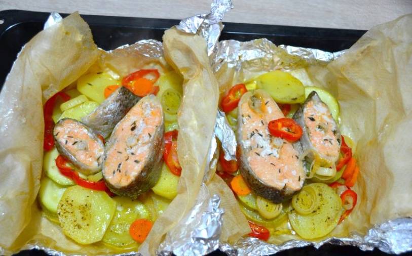Стейки форели с овощами в фольге в духовке