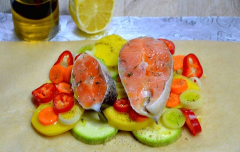 Стейки форели с овощами в фольге в духовке