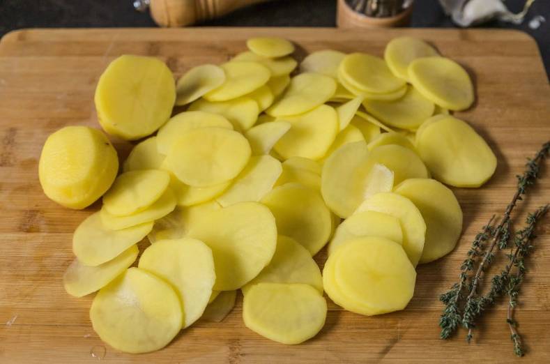 Форель стейками с картошкой, запеченная в духовке