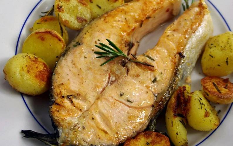 Форель стейками с картошкой, запеченная в духовке