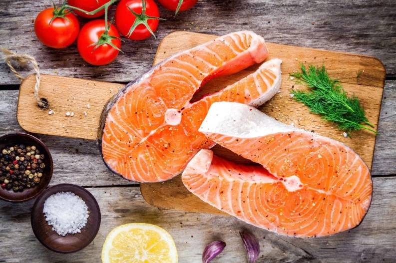 Форель стейками с картошкой, запеченная в духовке