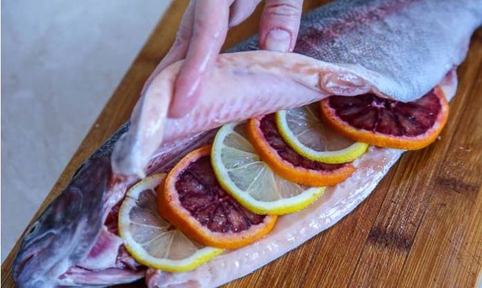 Форель с апельсинами в духовке