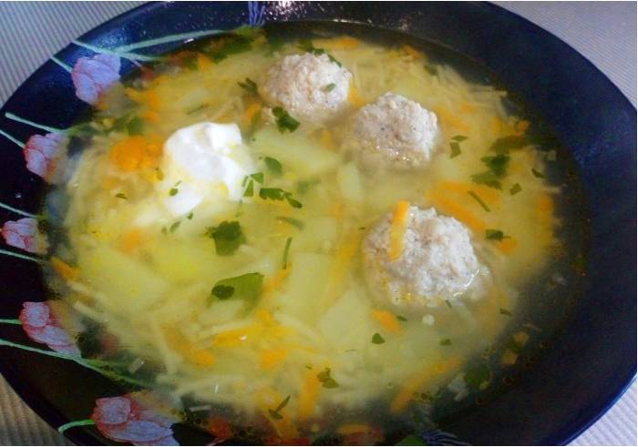 Суп с фрикадельками из куриного фарша и вермишелью