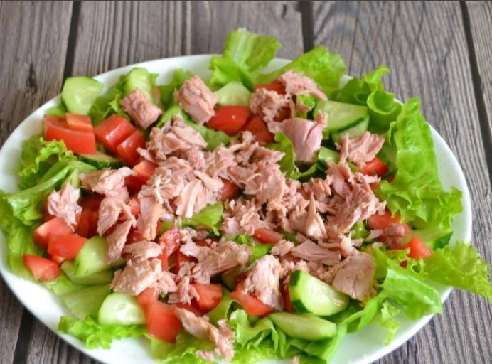 Зеленый салат с тунцом