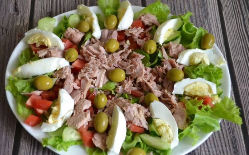 Зеленый салат с тунцом