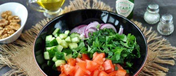 Грузинский салат с орехами